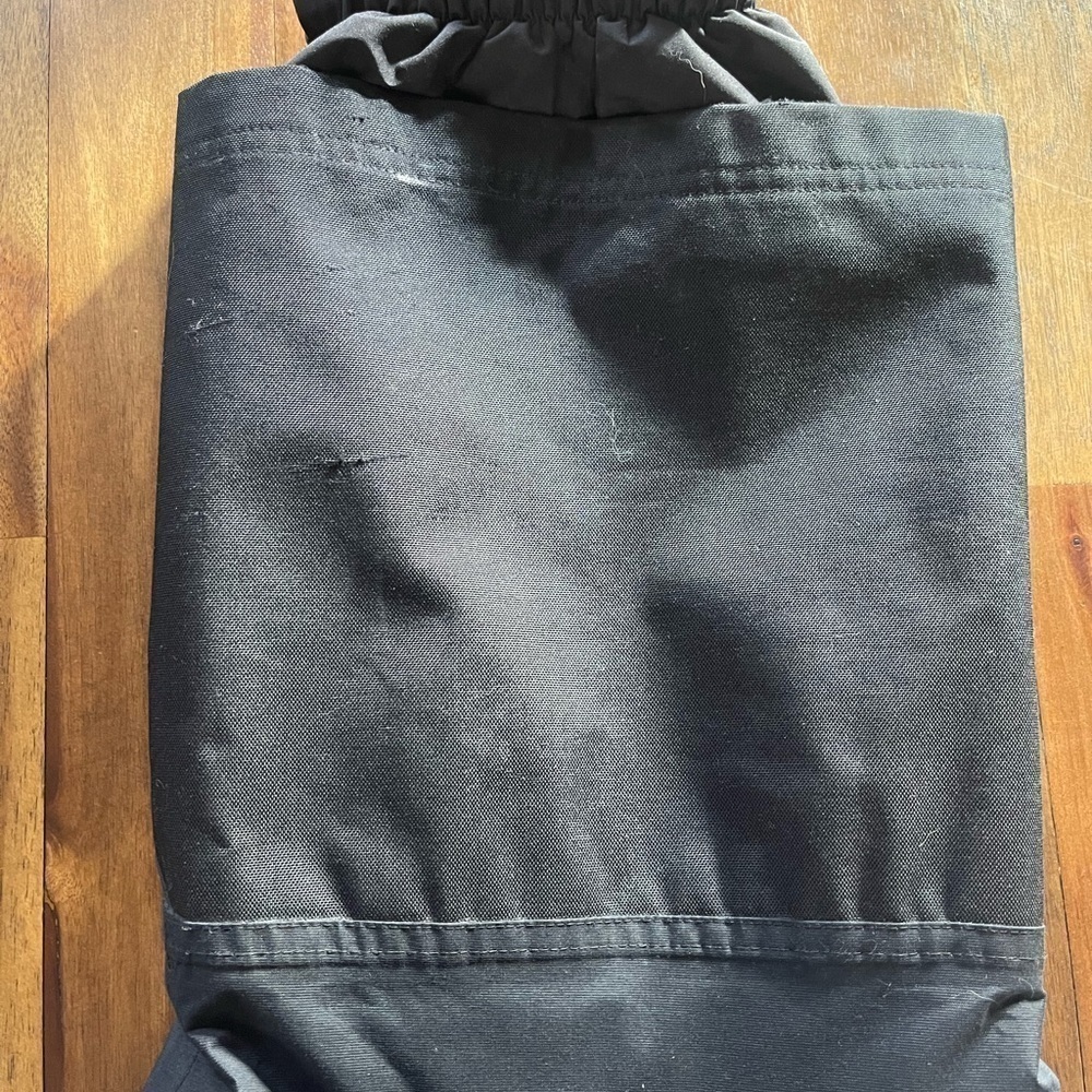 Patagonia women’s black snow pants - Picture 6 of 13
